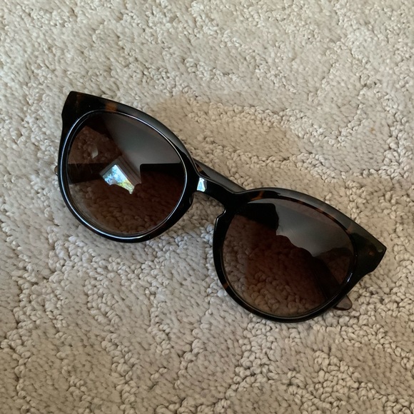 Accessories - tortoise shell sunglasses
